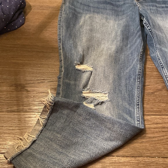 Cropped raw edge distressed ankle jeans - Picture 4 of 6